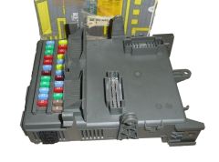 Boîtier Fusibles Nouvelle Original 8200449594 Renault Laguna 2 Boîtier Fusibles Nouvelle Original 8200449594 Renault Laguna 2