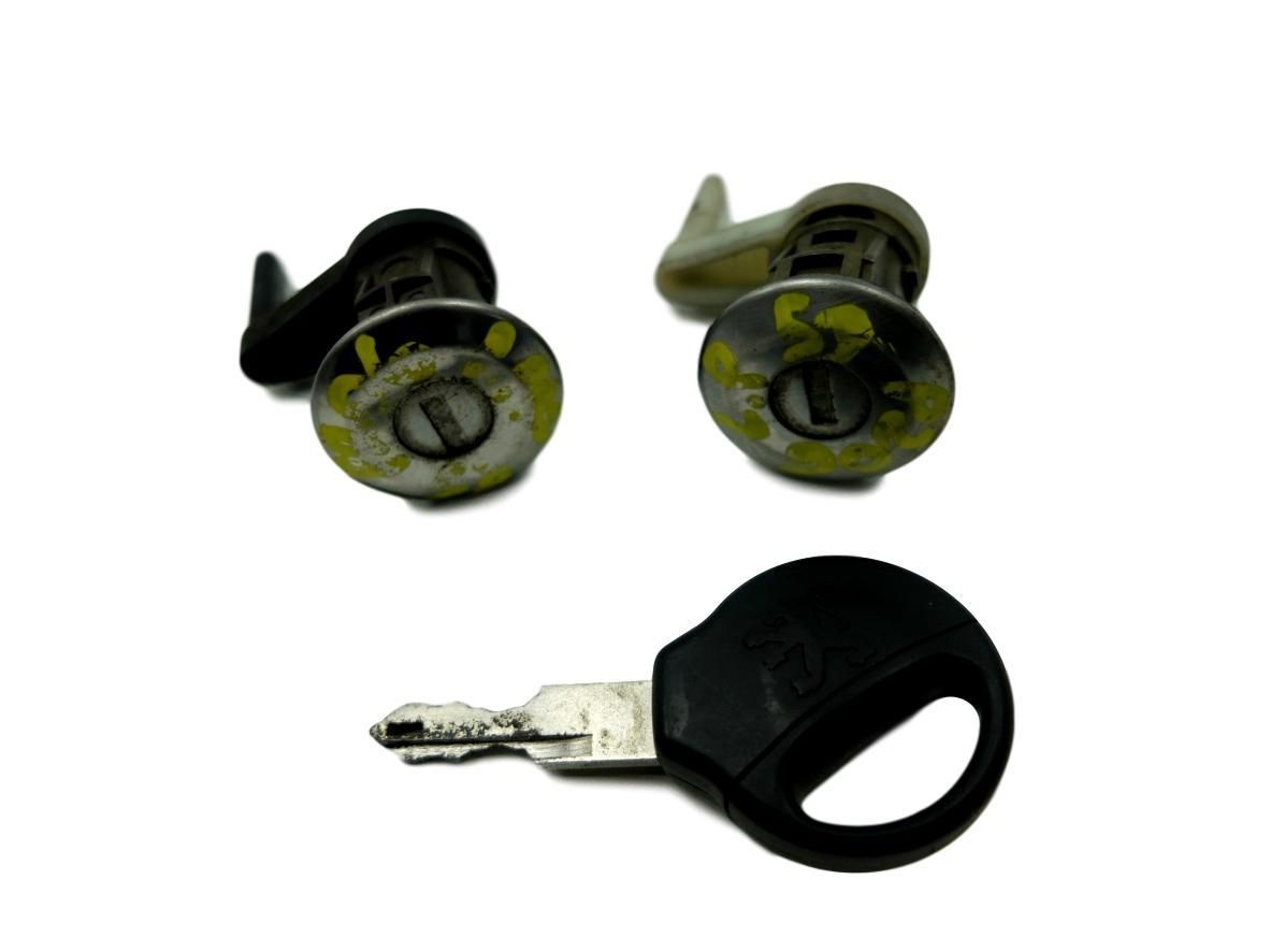 Serrure De Porte Droit/Gauche Avant Peugeot 206 9728 main product photo
